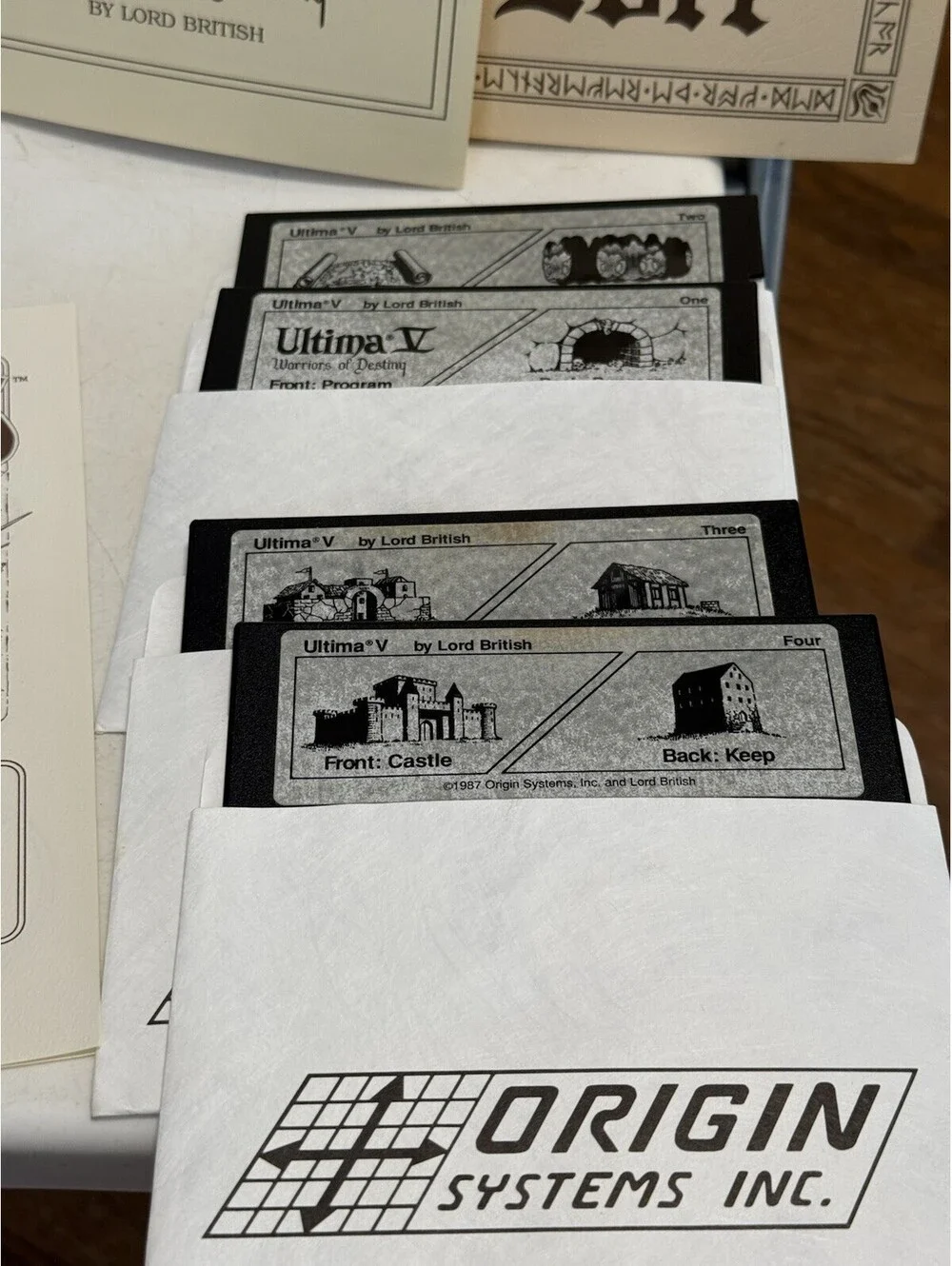Ultima V Warriors of Destiny IBM PC Tandy  5.25 Disks Tapestry Map , Coin , Comp